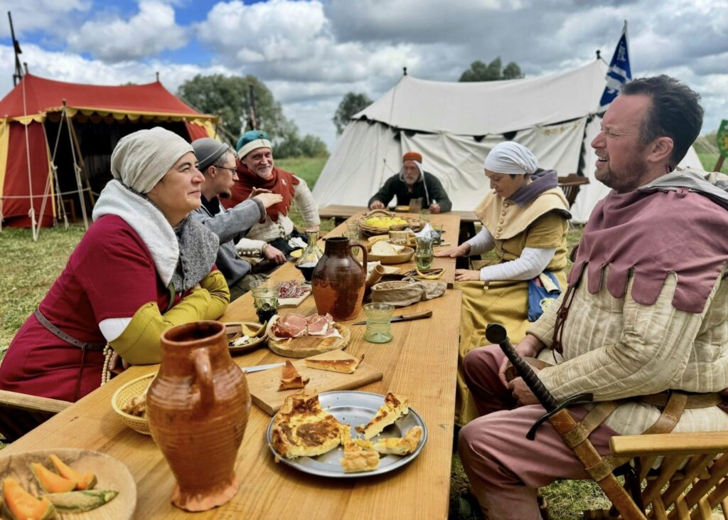 Table de repas du camp lors des festivités de l'année dernière.